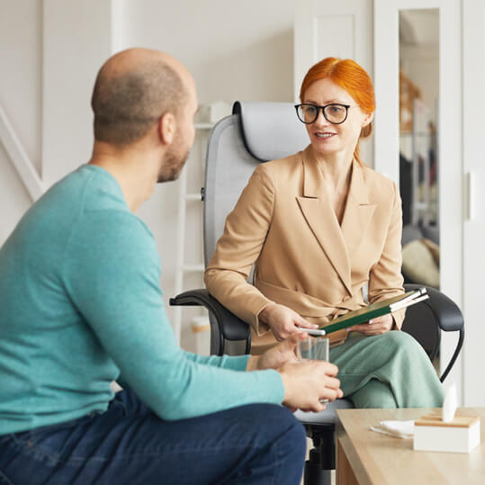 psychologist interviewing the man kjxdg6b